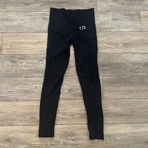 Curvesncombatboots black booty scrunch leggings